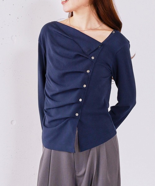 archives(アルシーヴ)の「【ONかわ】2wayアシメボタンカットTOPS(Tシャツ/カットソー・レディース・チャコールグレー/ブラック/ネイビー/イエロー/モカ・MEDIUM)」の2枚目の写真