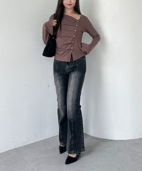 archives(アルシーヴ)の「【ONかわ】2wayアシメボタンカットTOPS(Tシャツ/カットソー・レディース・チャコールグレー/ブラック/ネイビー/イエロー/モカ・MEDIUM)」の18枚目の写真