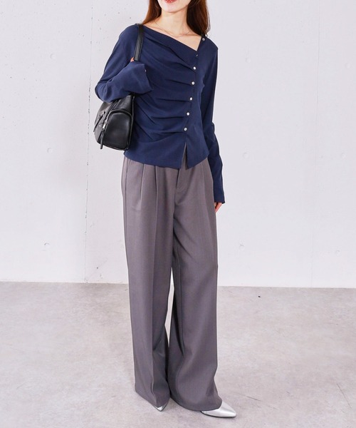 archives(アルシーヴ)の「【ONかわ】2wayアシメボタンカットTOPS(Tシャツ/カットソー・レディース・チャコールグレー/ブラック/ネイビー/イエロー/モカ・MEDIUM)」の6枚目の写真