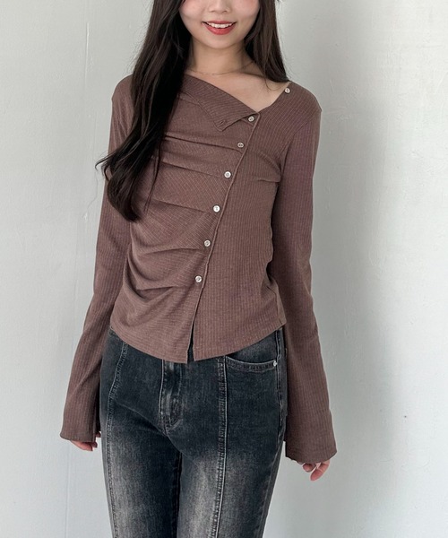 archives(アルシーヴ)の「【ONかわ】2wayアシメボタンカットTOPS(Tシャツ/カットソー・レディース・チャコールグレー/ブラック/ネイビー/イエロー/モカ・MEDIUM)」の16枚目の写真