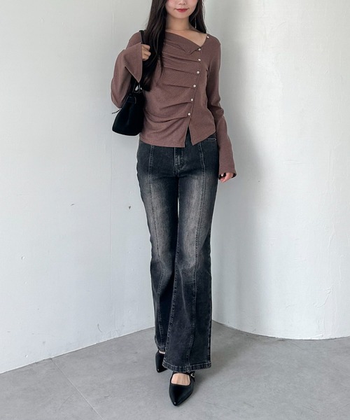 archives(アルシーヴ)の「【ONかわ】2wayアシメボタンカットTOPS(Tシャツ/カットソー・レディース・チャコールグレー/ブラック/ネイビー/イエロー/モカ・MEDIUM)」の19枚目の写真