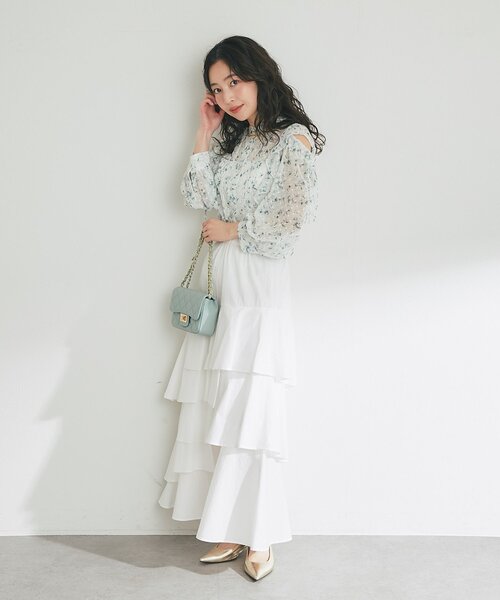 La boutique BonBon(ラブティックボンボン)の「フラワープリントカットジャガードオープンショルダーブラウス(シャツ/ブラウス・レディース・オフホワイト/ネイビー・FREE)」の21枚目の写真