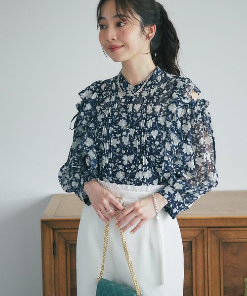 La boutique BonBon(ラブティックボンボン)の「【最強モテ】フラワープリントカットジャガードオープンショルダーブラウス(シャツ/ブラウス・レディース・オフホワイト/ネイビー・FREE)」の19枚目の写真