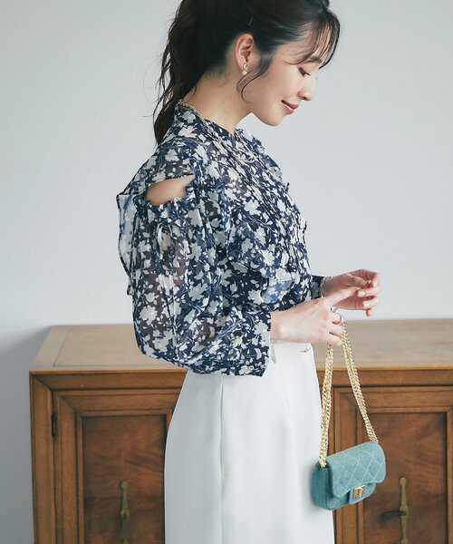 La boutique BonBon(ラブティックボンボン)の「【最強モテ】フラワープリントカットジャガードオープンショルダーブラウス(シャツ/ブラウス・レディース・オフホワイト/ネイビー・FREE)」の18枚目の写真