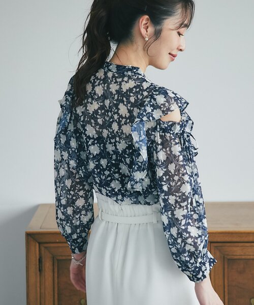 La boutique BonBon(ラブティックボンボン)の「【最強モテ】フラワープリントカットジャガードオープンショルダーブラウス(シャツ/ブラウス・レディース・オフホワイト/ネイビー・FREE)」の17枚目の写真