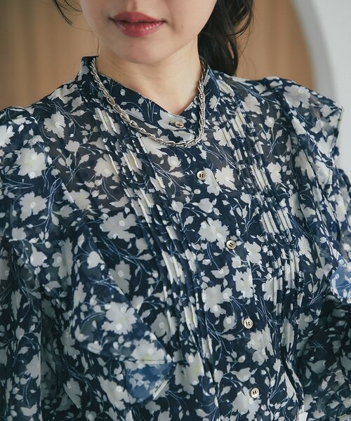 La boutique BonBon(ラブティックボンボン)の「【最強モテ】フラワープリントカットジャガードオープンショルダーブラウス(シャツ/ブラウス・レディース・オフホワイト/ネイビー・FREE)」の16枚目の写真