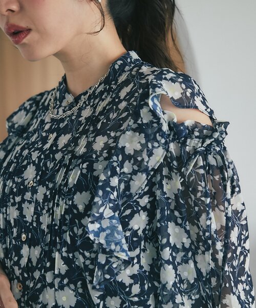 La boutique BonBon(ラブティックボンボン)の「【最強モテ】フラワープリントカットジャガードオープンショルダーブラウス(シャツ/ブラウス・レディース・オフホワイト/ネイビー・FREE)」の15枚目の写真