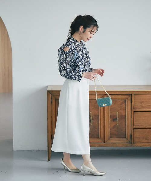 La boutique BonBon(ラブティックボンボン)の「【最強モテ】フラワープリントカットジャガードオープンショルダーブラウス(シャツ/ブラウス・レディース・オフホワイト/ネイビー・FREE)」の13枚目の写真