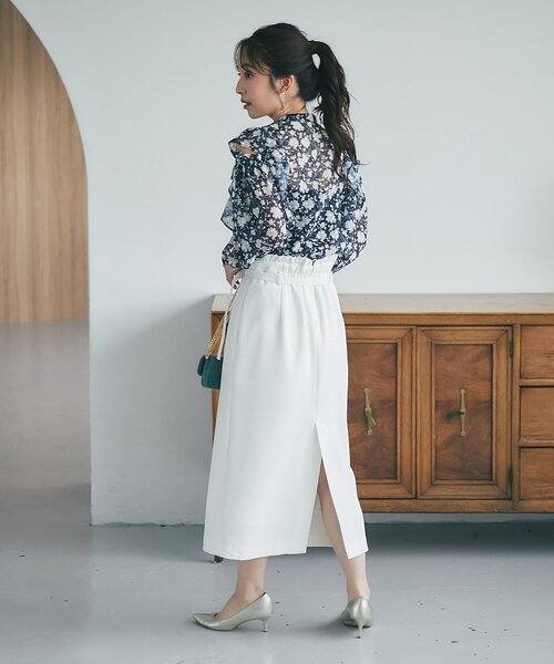 La boutique BonBon(ラブティックボンボン)の「【最強モテ】フラワープリントカットジャガードオープンショルダーブラウス(シャツ/ブラウス・レディース・オフホワイト/ネイビー・FREE)」の12枚目の写真