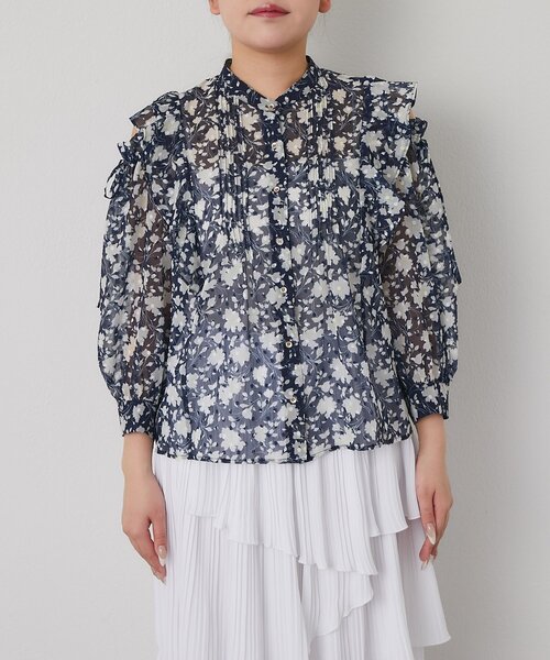 La boutique BonBon(ラブティックボンボン)の「【最強モテ】フラワープリントカットジャガードオープンショルダーブラウス(シャツ/ブラウス・レディース・オフホワイト/ネイビー・FREE)」の11枚目の写真