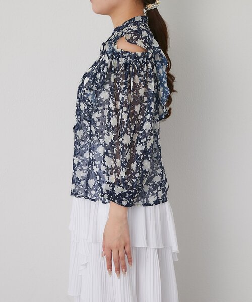 La boutique BonBon(ラブティックボンボン)の「【最強モテ】フラワープリントカットジャガードオープンショルダーブラウス(シャツ/ブラウス・レディース・オフホワイト/ネイビー・FREE)」の10枚目の写真