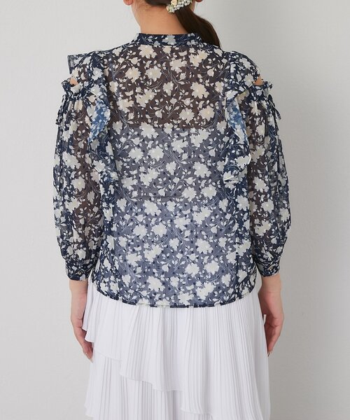 La boutique BonBon(ラブティックボンボン)の「【最強モテ】フラワープリントカットジャガードオープンショルダーブラウス(シャツ/ブラウス・レディース・オフホワイト/ネイビー・FREE)」の9枚目の写真