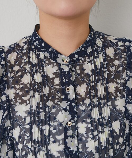 La boutique BonBon(ラブティックボンボン)の「【最強モテ】フラワープリントカットジャガードオープンショルダーブラウス(シャツ/ブラウス・レディース・オフホワイト/ネイビー・FREE)」の8枚目の写真