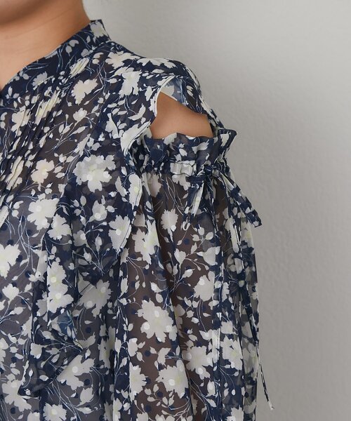La boutique BonBon(ラブティックボンボン)の「【最強モテ】フラワープリントカットジャガードオープンショルダーブラウス(シャツ/ブラウス・レディース・オフホワイト/ネイビー・FREE)」の7枚目の写真
