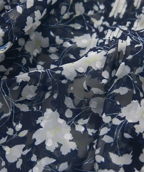La boutique BonBon(ラブティックボンボン)の「【最強モテ】フラワープリントカットジャガードオープンショルダーブラウス(シャツ/ブラウス・レディース・オフホワイト/ネイビー・FREE)」の4枚目の写真