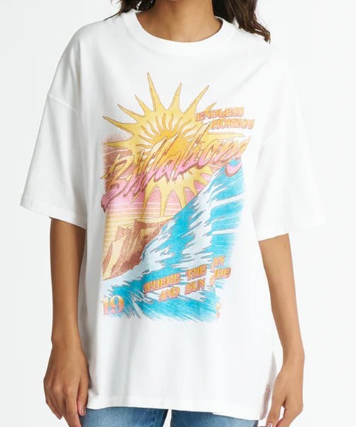 BILLABONG(ビラボン)の「BILLABONG/ビラボン 半袖 Tシャツ UVカット GRAHIC LOOSE FIT COOL DRY TEE BG01C211(Tシャツ/カットソー・レディース・ホワイト×イエロー/レッド・M/L)」の1枚目の写真