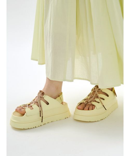 UGG（アグ）の「【UGG for emmi】GOLDENGLOW TOGGLE（サンダル・レディース・イエロー・26/25/24/23/22）」の6枚目の写真