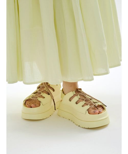 UGG（アグ）の「【UGG for emmi】GOLDENGLOW TOGGLE（サンダル・レディース・イエロー・26/25/24/23/22）」の5枚目の写真