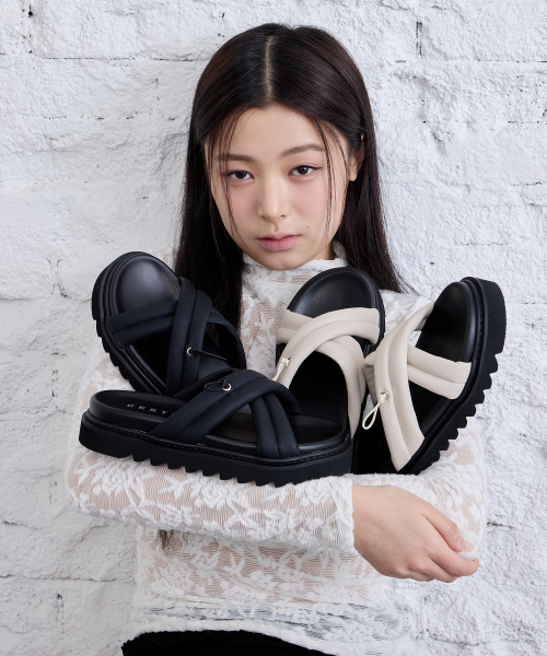 CESTI（セスティ）の「パピークロススリッパ（ブラック）（サンダル・レディース・ブラック・23cm/23.5cm/24cm/24.5cm/25cm）」の3枚目の写真