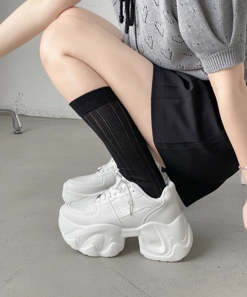 Shoes in Closet（シューズインクローゼット）の「+8.5㎝ 軽量 厚底 レースアップ デザインソールスニーカー 5878（スニーカー・レディース・ブラック/ホワイト・S/L/M/LL）」の2枚目の写真