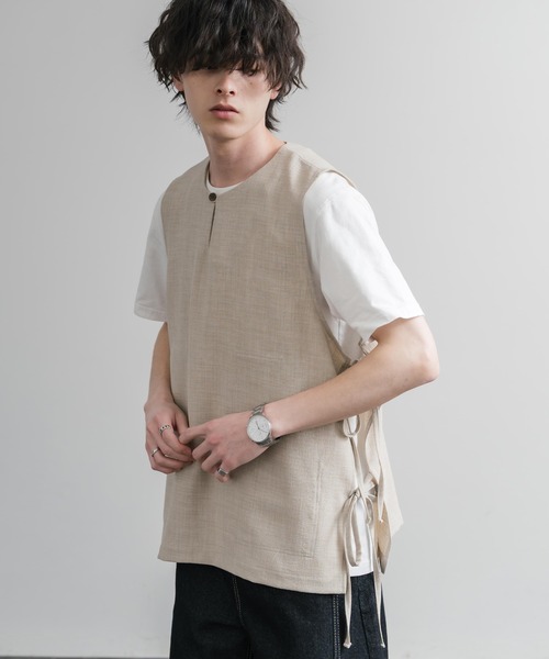 Audience(オーディエンス)の「Upscape Audience 日本製/国産Reflax TECH リネンライクキャンバス キーネックプルオーバーエプロンベスト AUD7394(ベスト・メンズ・モカ/グレイッシュベージュ/ブラック・L/M)」の3枚目の写真