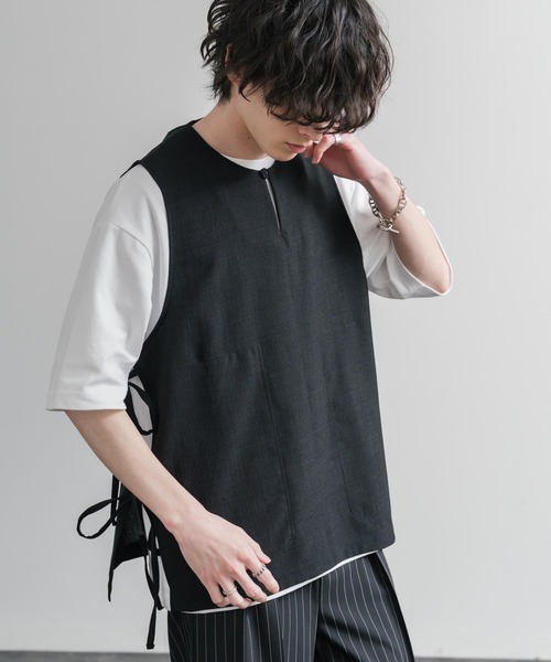 Audience(オーディエンス)の「Upscape Audience 日本製/国産Reflax TECH リネンライクキャンバス キーネックプルオーバーエプロンベスト AUD7394(ベスト・メンズ・モカ/グレイッシュベージュ/ブラック・L/M)」の1枚目の写真
