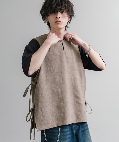 Audience(オーディエンス)の「Upscape Audience 日本製/国産Reflax TECH リネンライクキャンバス キーネックプルオーバーエプロンベスト AUD7394(ベスト・メンズ・モカ/グレイッシュベージュ/ブラック・L/M)」の2枚目の写真