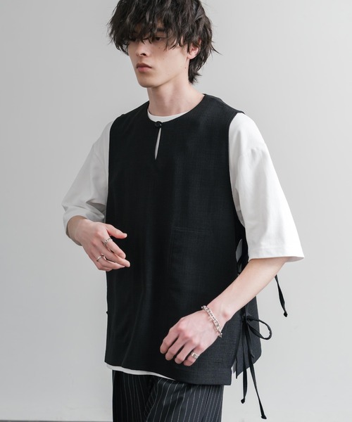 Audience(オーディエンス)の「Upscape Audience 日本製/国産Reflax TECH リネンライクキャンバス キーネックプルオーバーエプロンベスト AUD7394(ベスト・メンズ・モカ/グレイッシュベージュ/ブラック・L/M)」の4枚目の写真