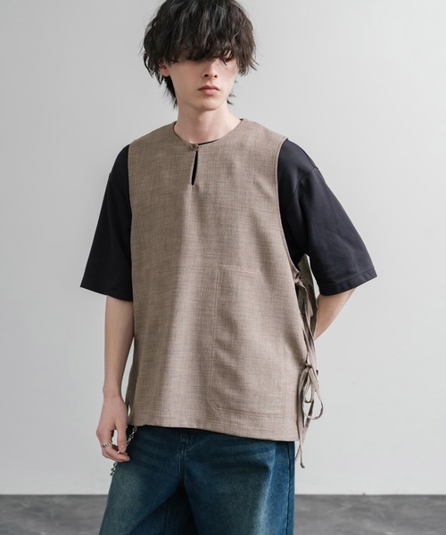 Audience(オーディエンス)の「Upscape Audience 日本製/国産Reflax TECH リネンライクキャンバス キーネックプルオーバーエプロンベスト AUD7394(ベスト・メンズ・モカ/グレイッシュベージュ/ブラック・L/M)」の11枚目の写真