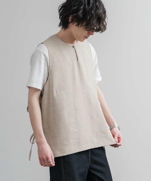 Audience(オーディエンス)の「Upscape Audience 日本製/国産Reflax TECH リネンライクキャンバス キーネックプルオーバーエプロンベスト AUD7394(ベスト・メンズ・モカ/グレイッシュベージュ/ブラック・L/M)」の17枚目の写真