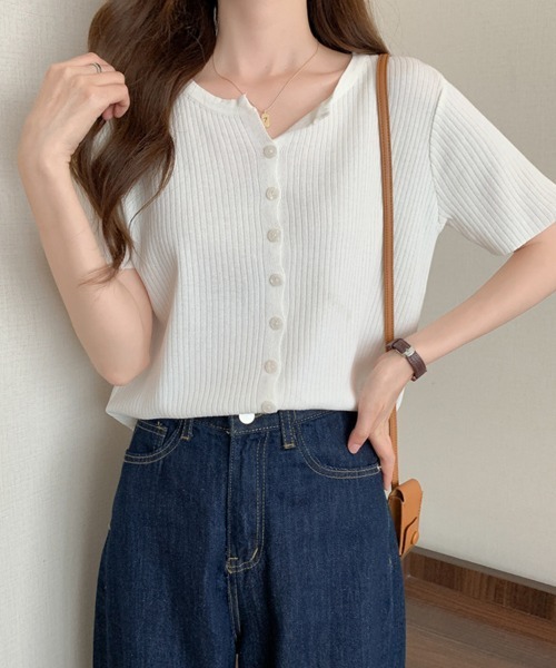 mielu(ミエル)の「フロントボタンVネック半袖リブニット(ニット/セーター・レディース・ブルー/ピンク/ホワイト/パープル/ベージュ/イエロー/ブラック・FREE)」の9枚目の写真