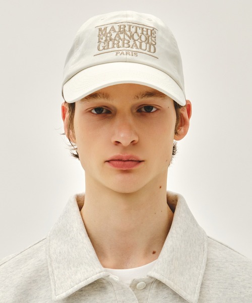 MARITHE + FRANCOIS GIRBAUD(マリテフランソワジルボー)の「CLASSIC LOGO COVERED CAP(キャップ・レディース・パープル/ネイビー/グリーン/レッド/ダークブラウン/アイボリー/ブルー/ブラック×ブラック・フリー)」の1枚目の写真