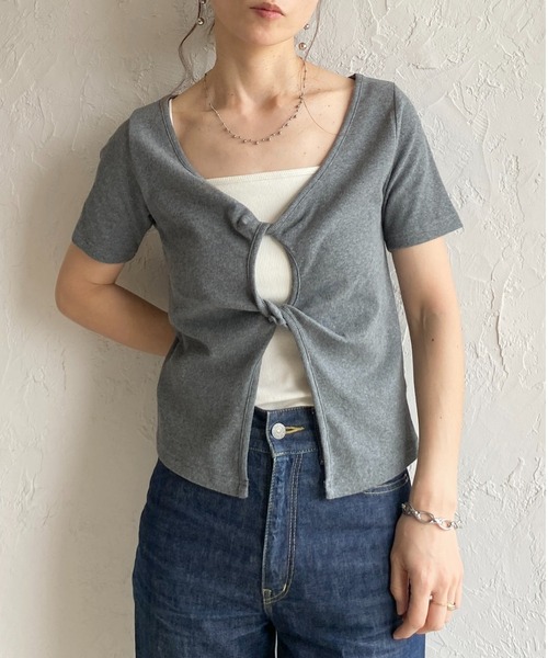 She's Closet(シーズクローゼット)の「フロントオープン クロス ツイストデザイン 半袖 リブTシャツ(Tシャツ/カットソー・レディース・ホワイト/グレー/ブラック・FREE)」の3枚目の写真