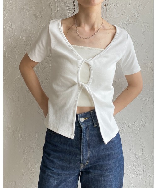She's Closet(シーズクローゼット)の「フロントオープン クロス ツイストデザイン 半袖 リブTシャツ(Tシャツ/カットソー・レディース・ホワイト/グレー/ブラック・FREE)」の4枚目の写真