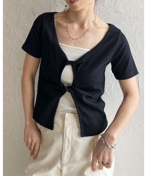 She's Closet(シーズクローゼット)の「フロントオープン クロス ツイストデザイン 半袖 リブTシャツ(Tシャツ/カットソー・レディース・ホワイト/グレー/ブラック・FREE)」の5枚目の写真