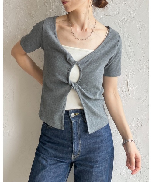 She's Closet(シーズクローゼット)の「フロントオープン クロス ツイストデザイン 半袖 リブTシャツ(Tシャツ/カットソー・レディース・ホワイト/グレー/ブラック・FREE)」の7枚目の写真