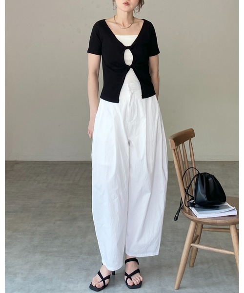 She's Closet(シーズクローゼット)の「フロントオープン クロス ツイストデザイン 半袖 リブTシャツ(Tシャツ/カットソー・レディース・ホワイト/グレー/ブラック・FREE)」の10枚目の写真