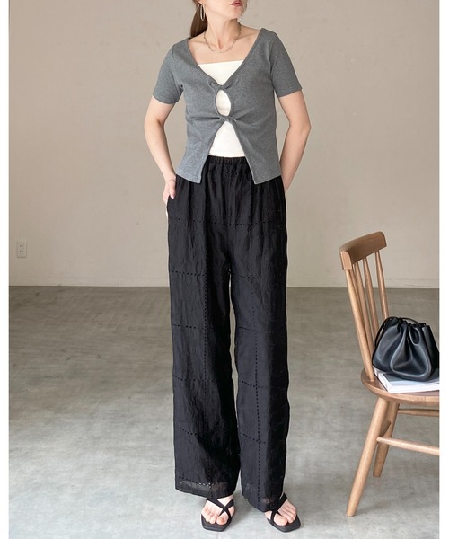 She's Closet(シーズクローゼット)の「フロントオープン クロス ツイストデザイン 半袖 リブTシャツ(Tシャツ/カットソー・レディース・ホワイト/グレー/ブラック・FREE)」の12枚目の写真