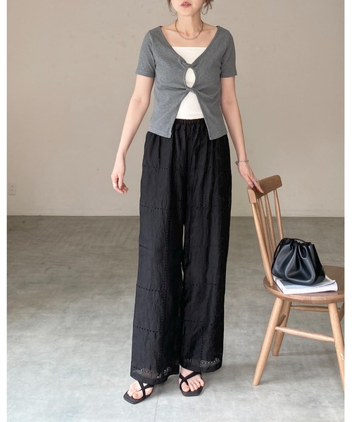 She's Closet(シーズクローゼット)の「フロントオープン クロス ツイストデザイン 半袖 リブTシャツ(Tシャツ/カットソー・レディース・ホワイト/グレー/ブラック・FREE)」の13枚目の写真