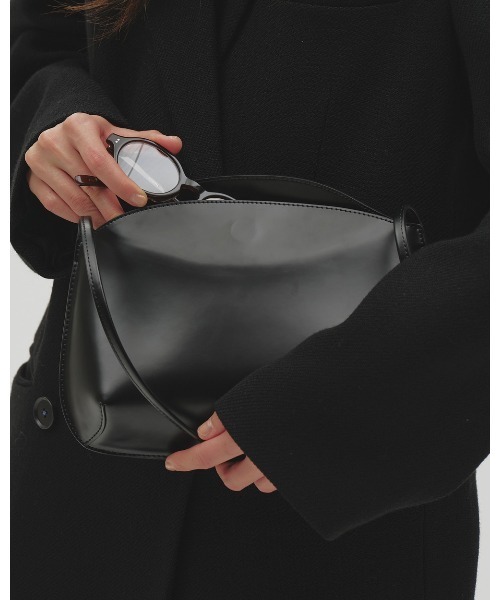 TODAYFUL（トゥデイフル）の「Sleek Leather Bag（ハンドバッグ・レディース・ブラック/ダークブラウン・FREE）」の14枚目の写真
