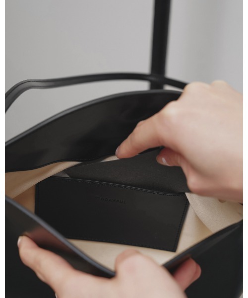 TODAYFUL（トゥデイフル）の「Sleek Leather Bag（ハンドバッグ・レディース・ブラック/ダークブラウン・FREE）」の21枚目の写真