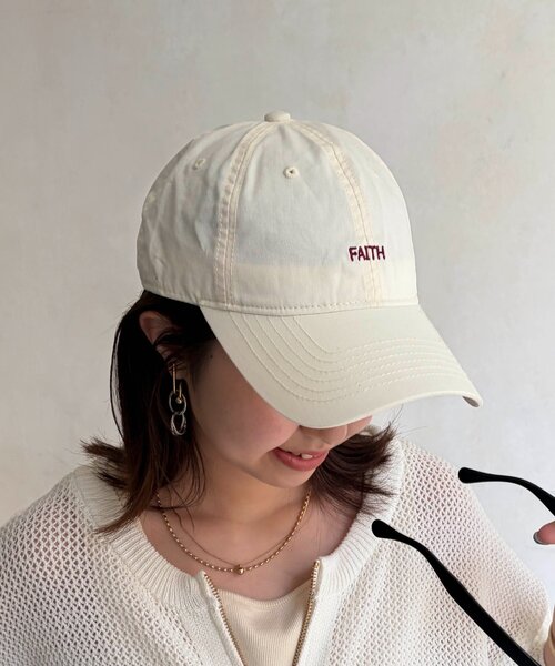 Chez toi（シェトワ）の「BACK刺繍FAITHキャップ（キャップ・レディース・ホワイト/ネイビー/ベージュ・FREE）」の4枚目の写真