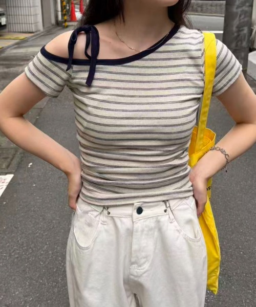 mebole(メボレ)の「ボーダー肩リボンオフショルトップス(Tシャツ/カットソー・レディース・パープル/アイボリー・FREE)」の2枚目の写真