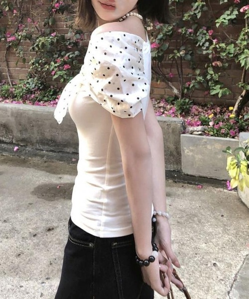 Nia（ニア）の「Nia(ニア)/ワンショルリボンフェミニントップス（Tシャツ/カットソー・レディース・ホワイト・MEDIUM/SMALL）」の2枚目の写真