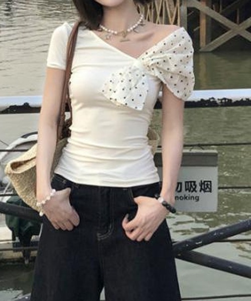Nia（ニア）の「Nia(ニア)/ワンショルリボンフェミニントップス（Tシャツ/カットソー・レディース・ホワイト・MEDIUM/SMALL）」の6枚目の写真