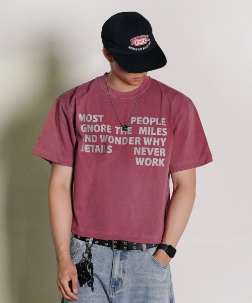 THE MILE(ザマイル)の「ピープルセンテンス クロップクルーネック_PIGMENT RED(Tシャツ/カットソー・メンズ・その他・SMALL/MEDIUM/LARGE/X-LARGE)」の1枚目の写真