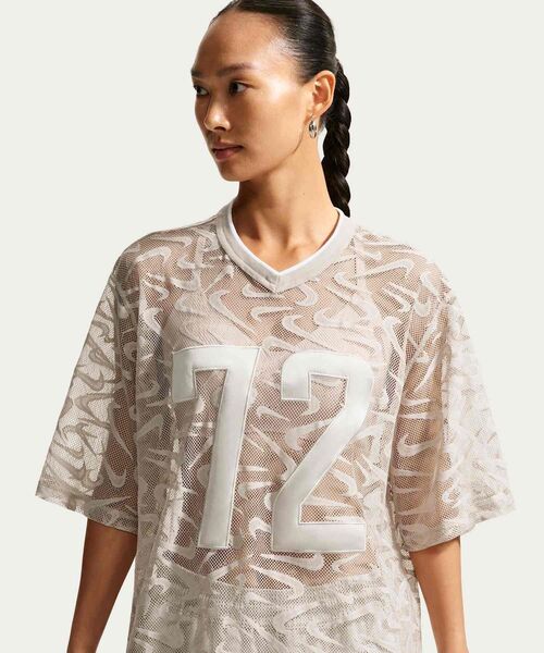 NIKE(ナイキ)の「ナイキ スポーツウェア チル レース ウィメンズ オーバーサイズド ジャージー / Nike Sportswear Chill Lace Women's Oversized Jersey IM8388-236 Cream II(ジャージ・レディース・ブラウン系その他2・L/S/M/XS/XL)」の1枚目の写真