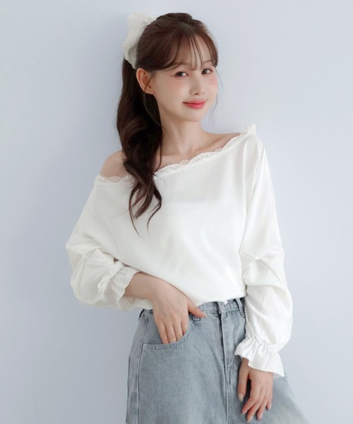 by muni:r(バイ ムニール)の「サテンレースオフショルボリュームスリーブブラウス/2026 AW COLLECTION(シャツ/ブラウス・レディース・ホワイト/ブラック・FREE)」の1枚目の写真