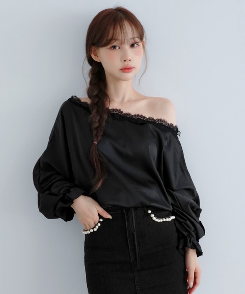 by muni:r(バイ ムニール)の「サテンレースオフショルボリュームスリーブブラウス/2026 AW COLLECTION(シャツ/ブラウス・レディース・ホワイト/ブラック・FREE)」の3枚目の写真