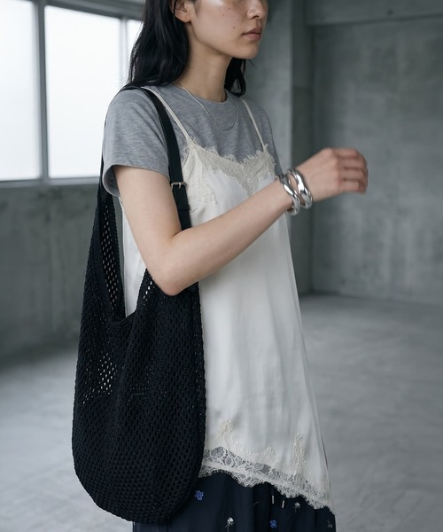 STYLE DELI(スタイルデリ)の「【BLK001】サテンレースアシメキャミソール(キャミソール・レディース・ブラック/アイボリー・FREE)」の2枚目の写真